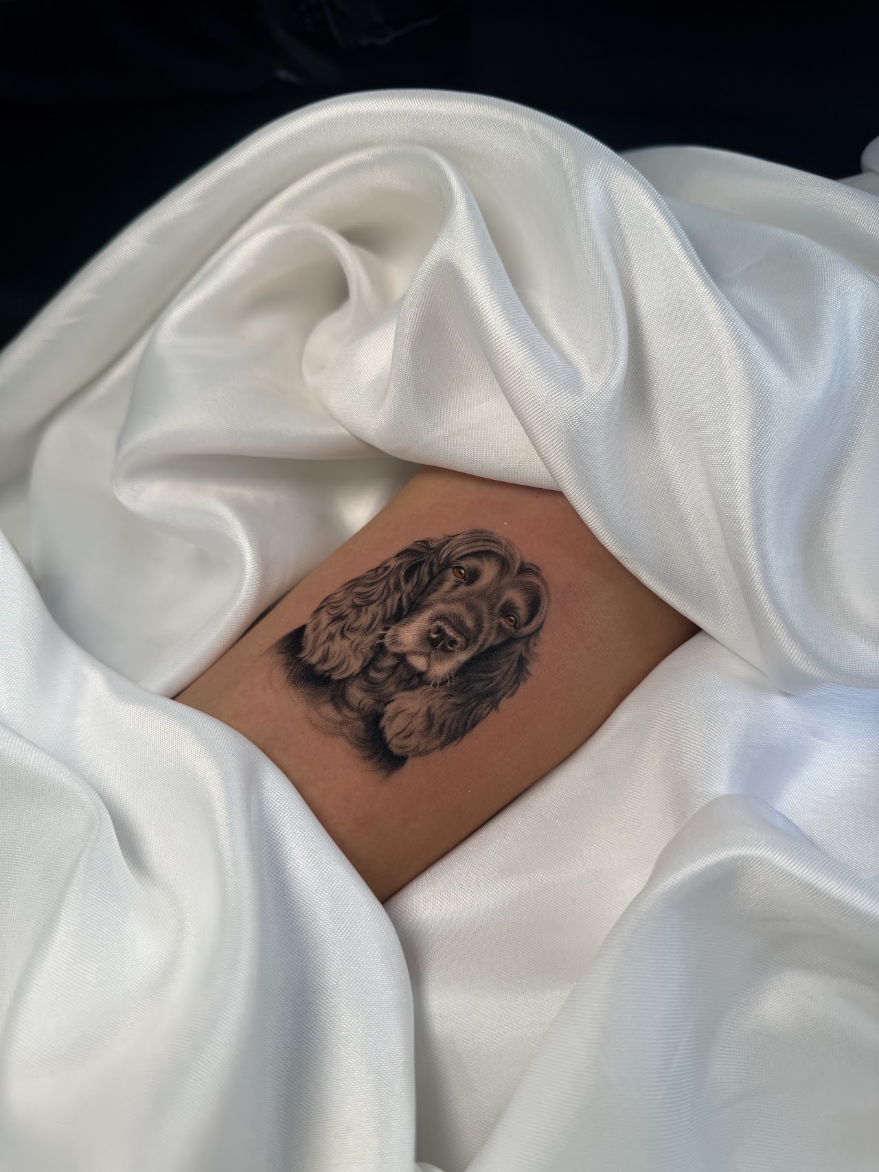 Detalle de tatuaje de perro